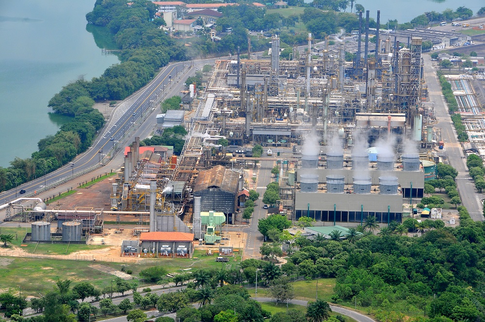 Otro aspecto de la refinería de la Empresa Colombiana de Petróleos.
