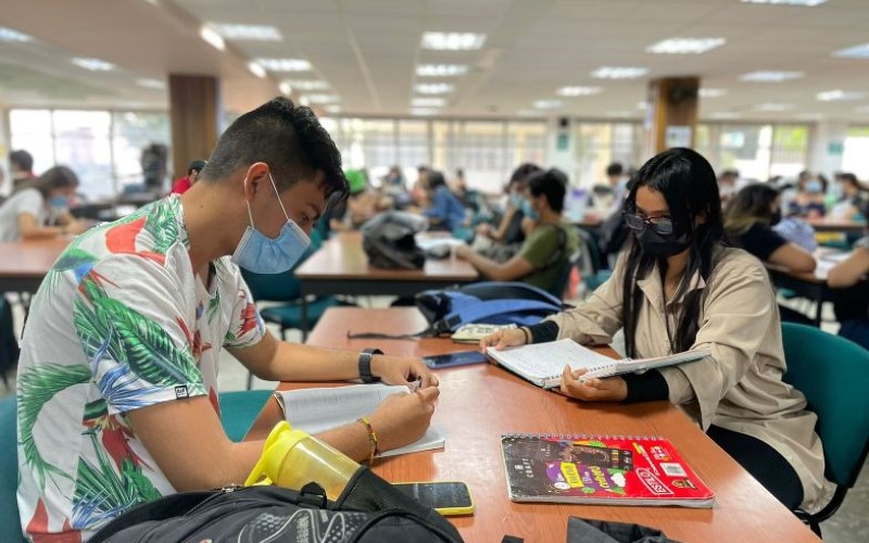 Foto que presenta estudiantes realizando sus actividades académicas en la biblioteca de la universidad.