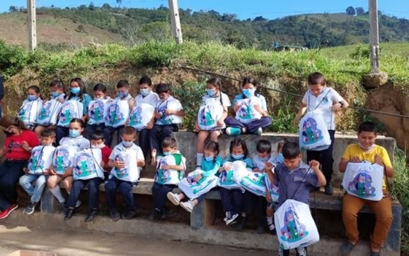 Imagen que muestra estudiantes de básica primaria recibieron sus Coco Bolsas 