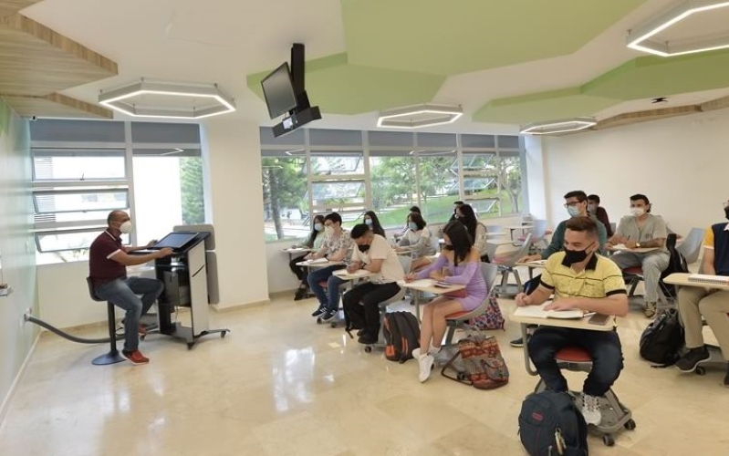 Imagen que muestra estudiantes tomando clase en su respectiva aula 
