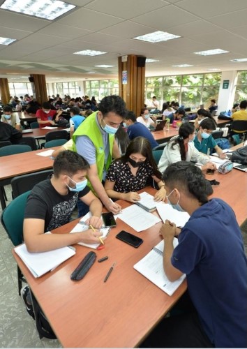 Imagen que muestra a estudiantes en la biblioteca de la UIS recibiendo tutoría.