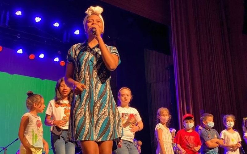 Imagen que muestra presentación de actividad con niños en el auditorio Luis A. Calvo 