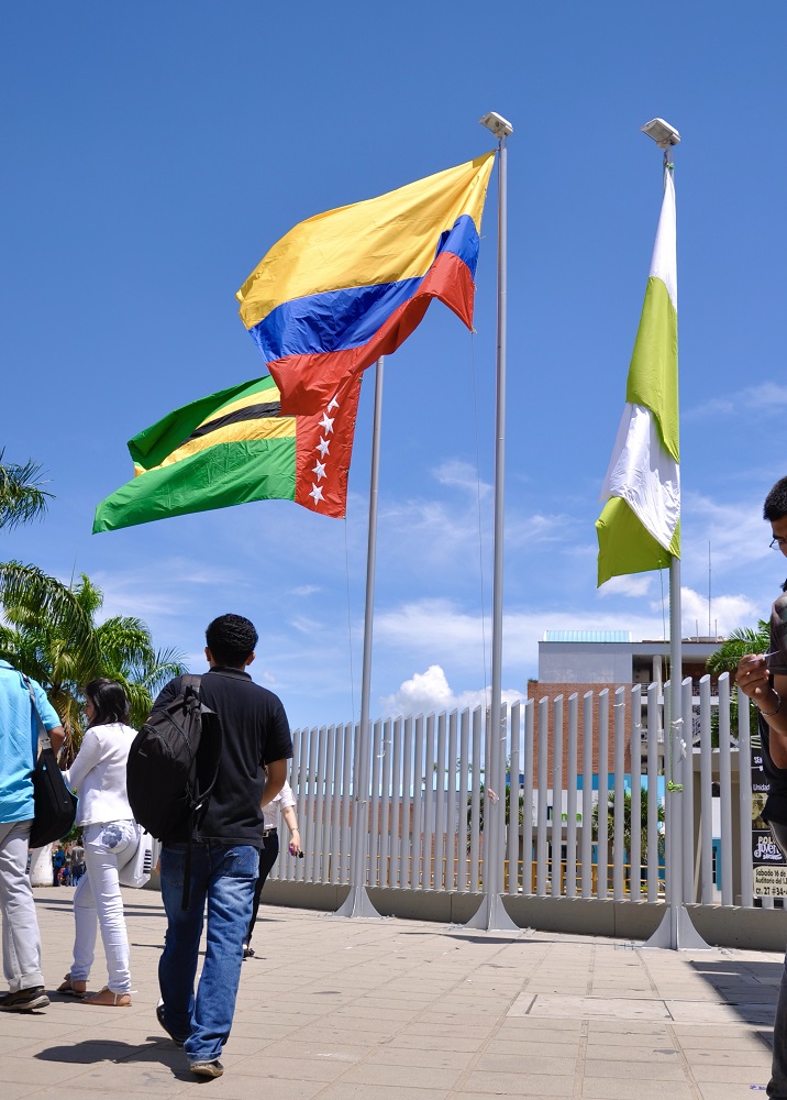 La foto muestra las banderas de Santander, Colombia y la UIS en el portal de ingreso del campus central de la Universidad por la calle 9a con carrera 27.