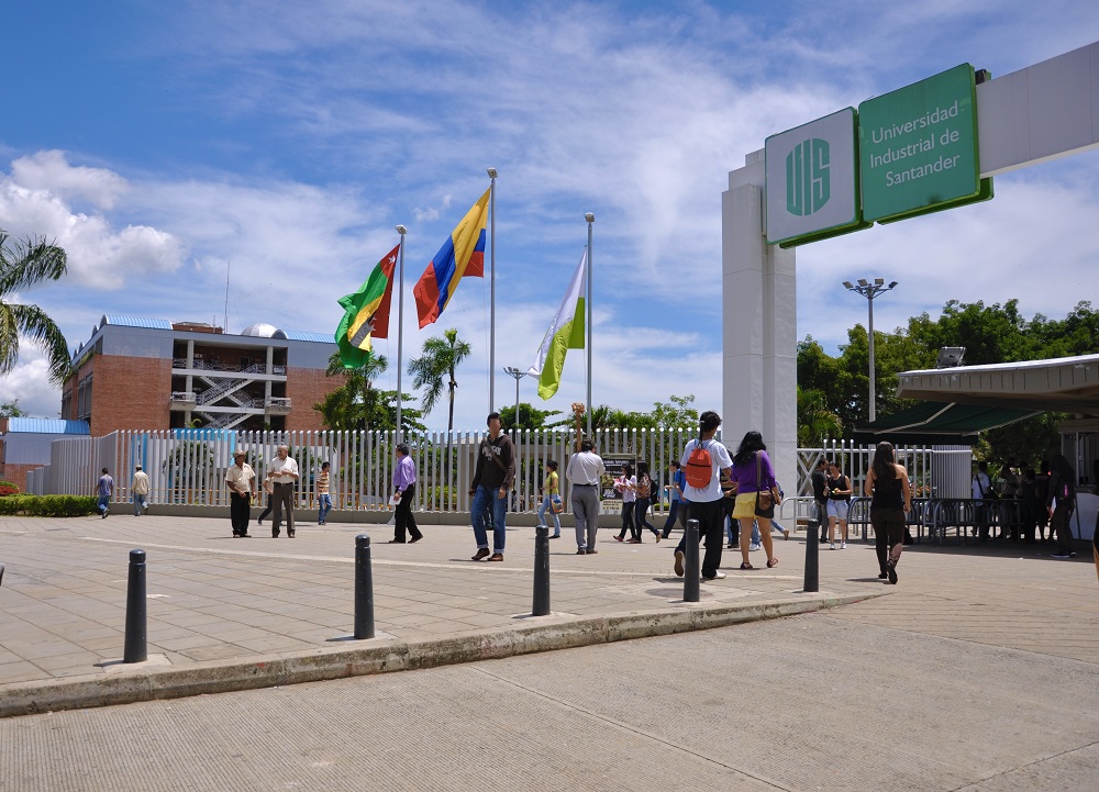Foto muestra aspecto del portal de ingreso al campus central de la Universidad Industrial de Santander por la carrera 27 con calle 9a. 
