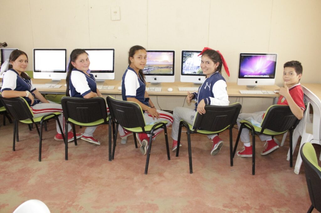Estudiantes de la Institución Educativa Rural El Hoyo con los computadores donados por la UIS
