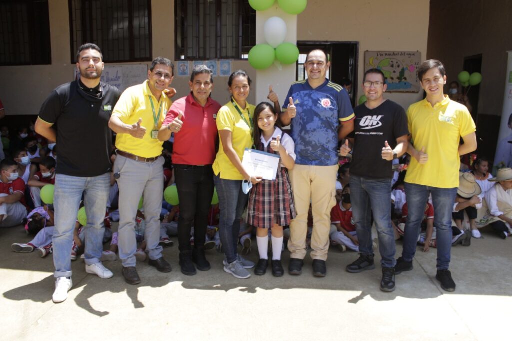 Integrantes del programa Donaciones con Responsabilidad Social UIS junto a estudiantes y funcionarios de la Institución Educativa Rural El Hoyo