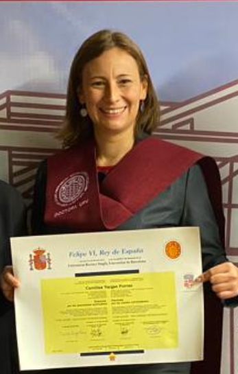 Imagen muestra a la nueva doctora Carolina Vargas Porras con su Diploma de Doctorado
