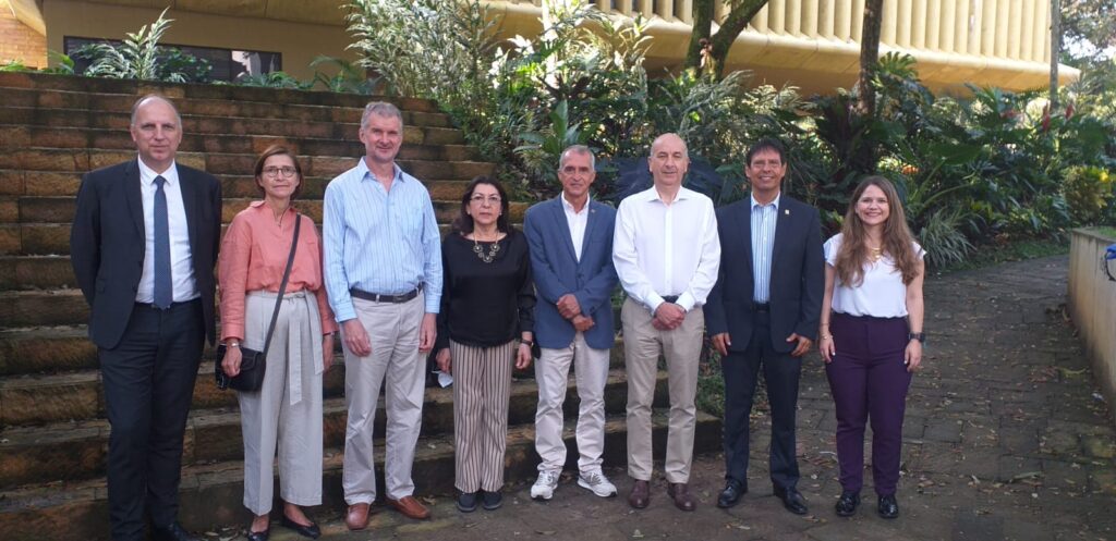Imagen que muestra a los directivos UIS con los delegados de la Embajada de Francia en Colombia.