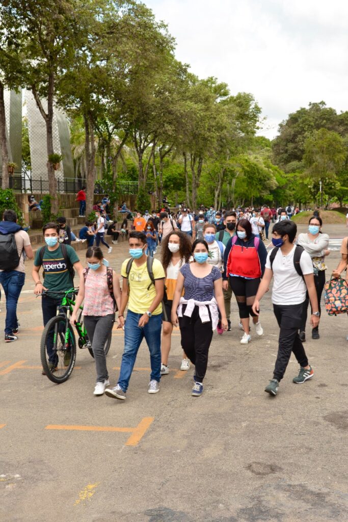 Numerosos alumnos de la UIS en la Calle de los Estudiantes