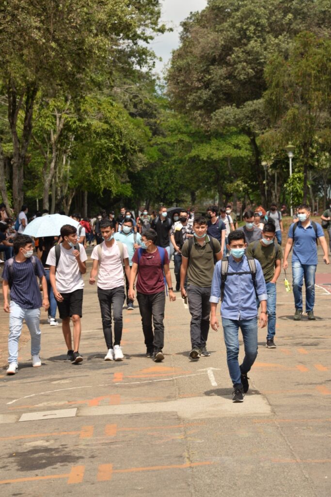 Imagen muestra a numerosos estudiantes caminando por la denominada Calle de los Estudiantes del campus central de la UIS
