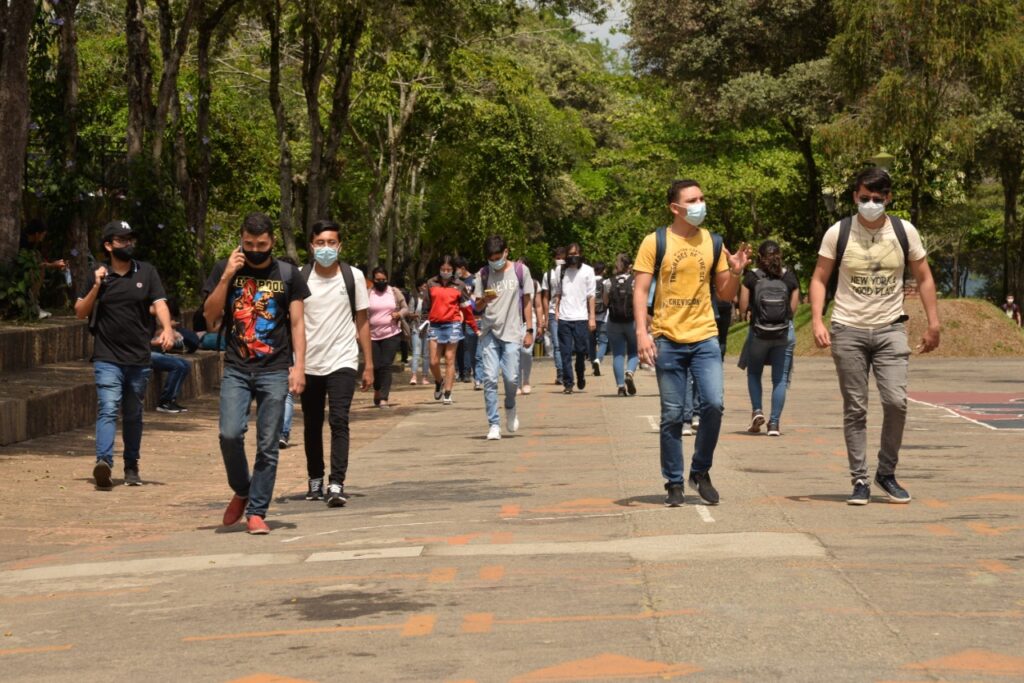 Estudiantes caminan por sendero peatonal