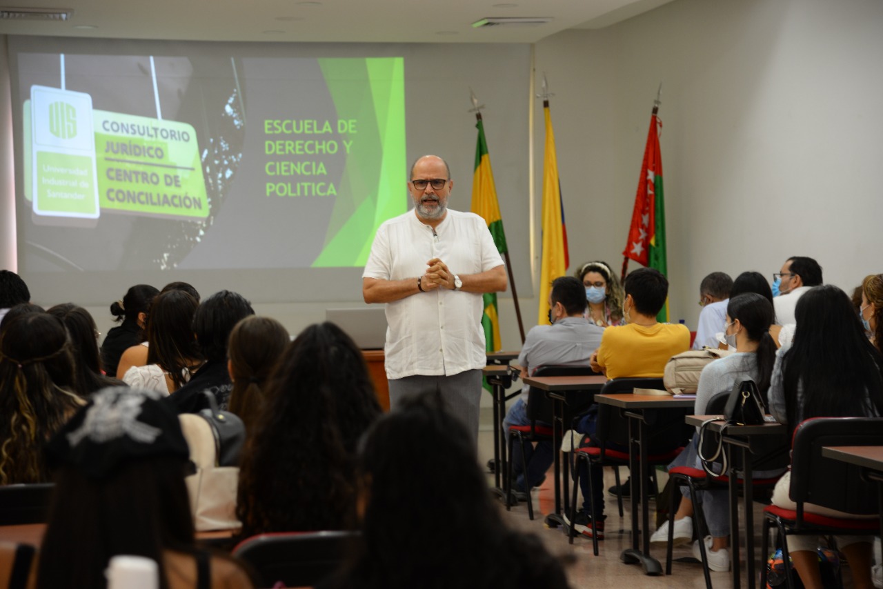 Doctor Javier Alejandro Acevedo, director de la Escuela de Derecho y Ciencia Política dio la bienvenida en el inicio de la inducción. 