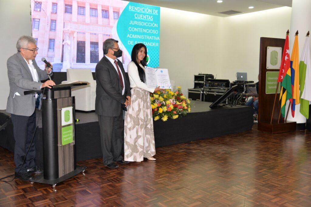 La doctora Claudia Ardila, recibió por parte del doctor Milciades Rodríguez la certificación de Icontec.