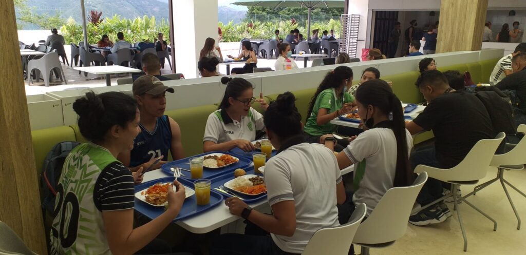 Imagen que muestra a los deportistas almorzando