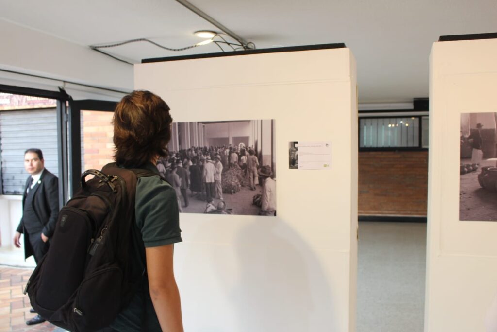 Imagen que muestra a un joven viendo una fotografía.