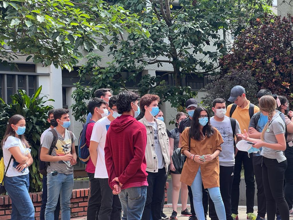  Estudiantes, que en su semana de inducción, están haciendo el recorrido por el campus.