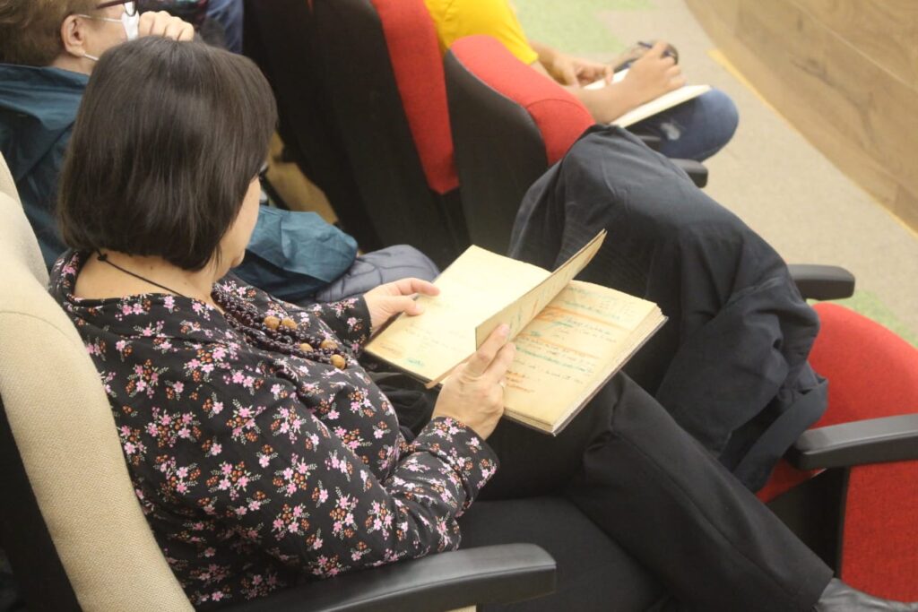 Imagen que muestra una persona leyendo.