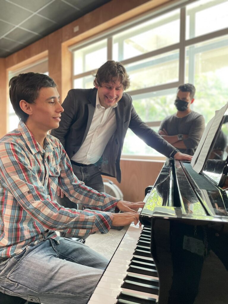Marek Krzysztof Szlezer, pianista polaco e invitado UIS, junto a un estudiante de la Universidad, durante la clase magistral.