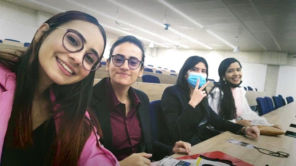 Las cuatro mujeres del semillero SEDEP participantes en el V Concurso de Derecho Societario preparan su participación. 