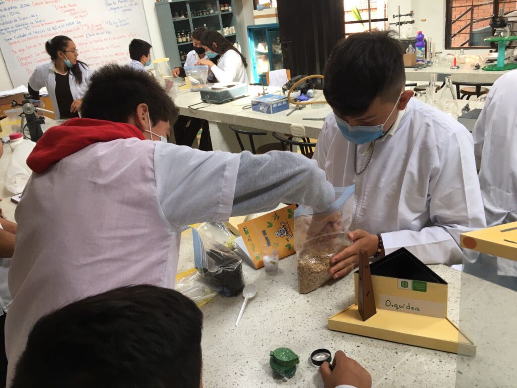 Niños trabajando en laboratorio 