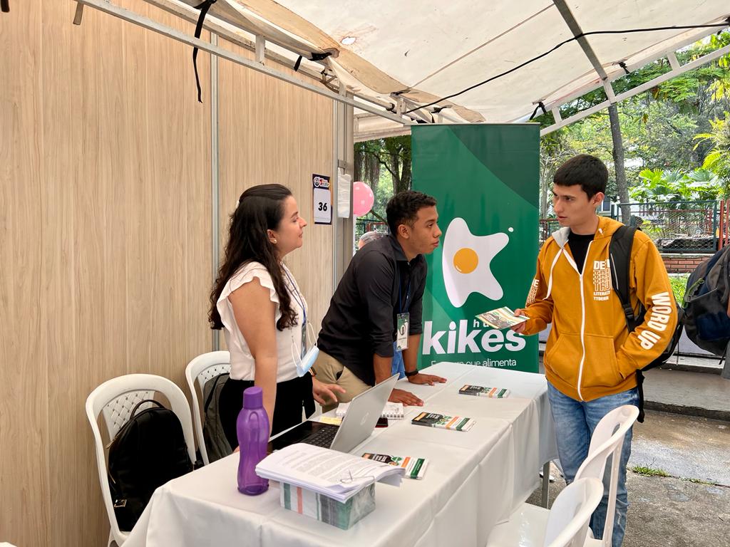 Stand de la empresa Huevos Kikes en la muestra laboral ubicada en la Plazoleta al frente de la Biblioteca central del campus principal UIS.