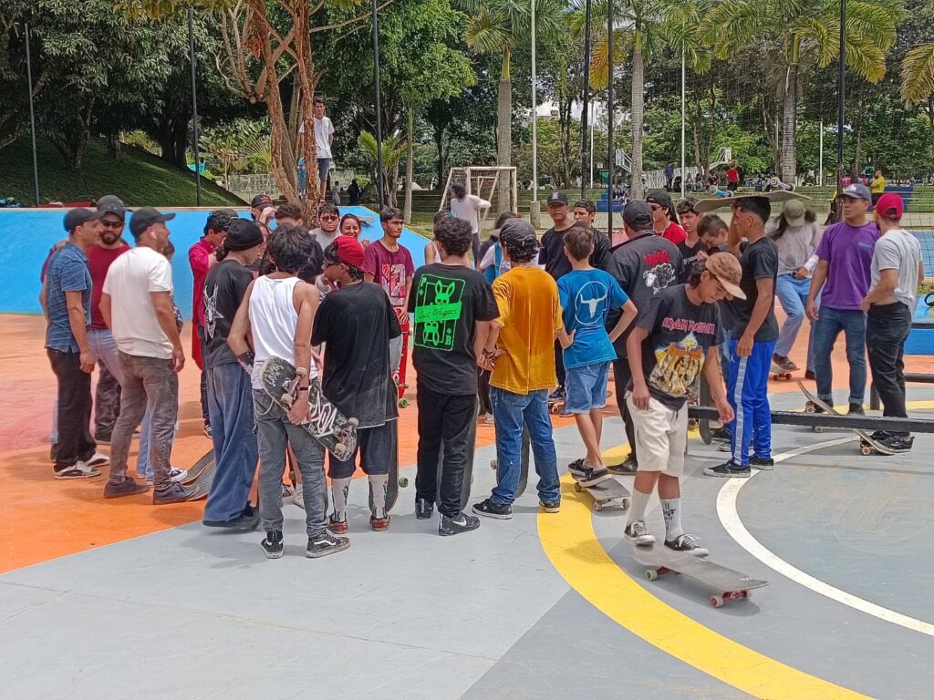 Comunidad de skaters durante la socialización de normativa del skate park UIS.