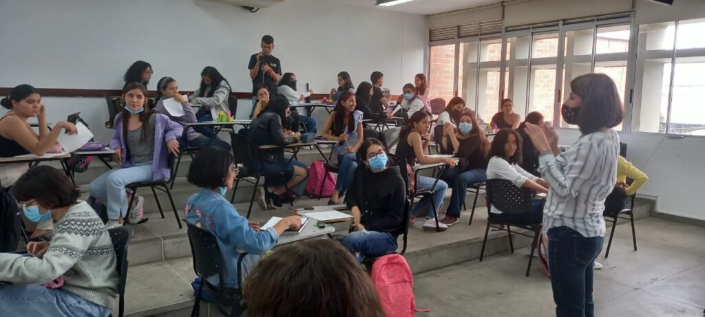 Estudiantes de la Escuela de Educación UIS que participaron en la clase/ taller práctico espejo.