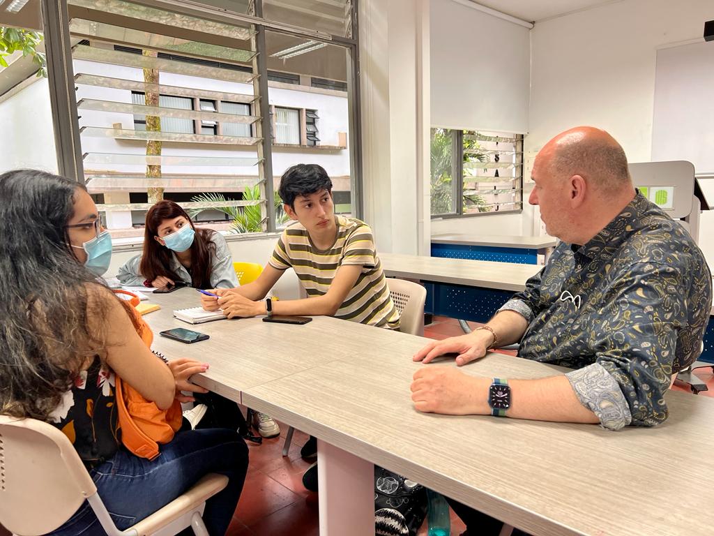 Practical workshop in which students enrolled in the Summer School participate together with the guide of Nick Hine, coordinator of the Master's Degree in User Experience at Goldsmiths University and international guest.