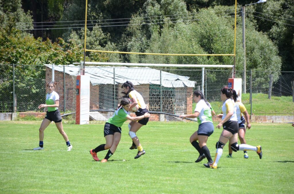 Rugby femenino durante las disputa del encuentro UIS vs Universidad Pedagógica y Tecnológica de Colombia (UPTC). 