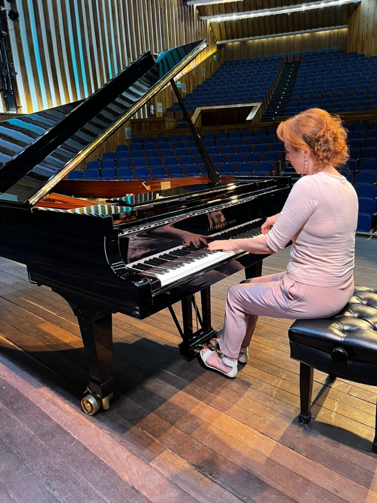 Pianista y compositora, Mūza Rubackytė durante su ensayo previo al concierto de lanzamiento de la programación Festival Internacional de Piano UIS.