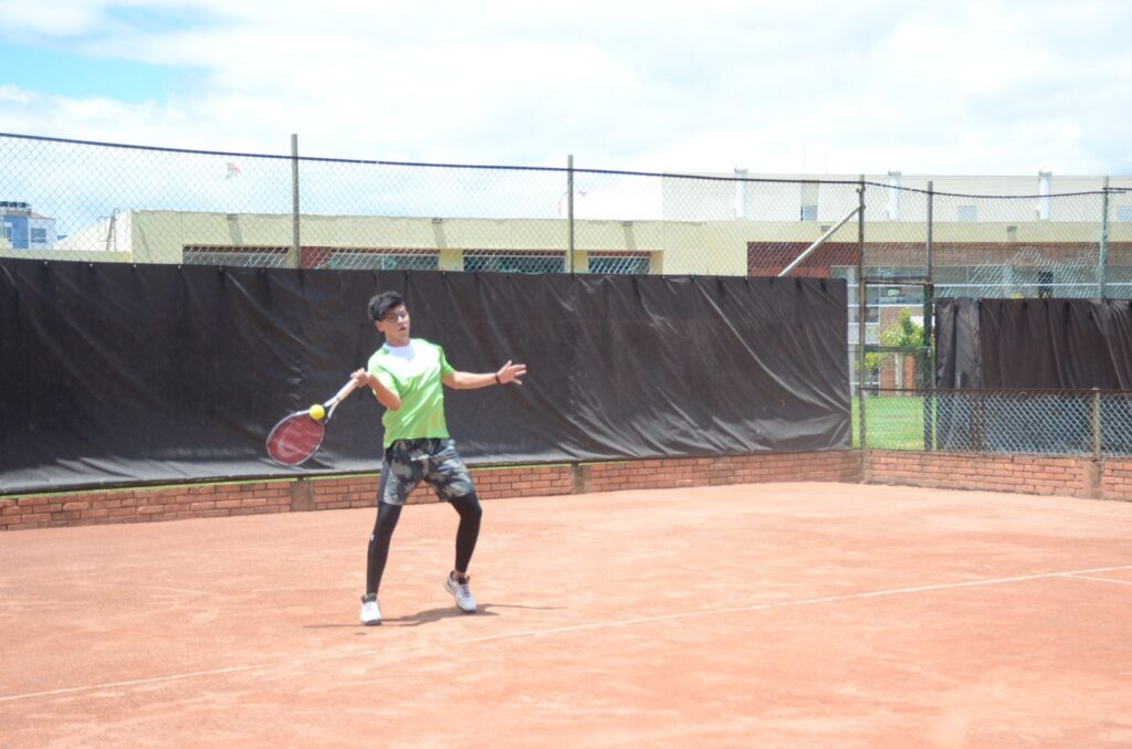 Santiago Valbuena Ayala, integrante de la selección de tenis de campo UIS, clasificado a los Juegos Nacionales Ascun - Cali 2022.