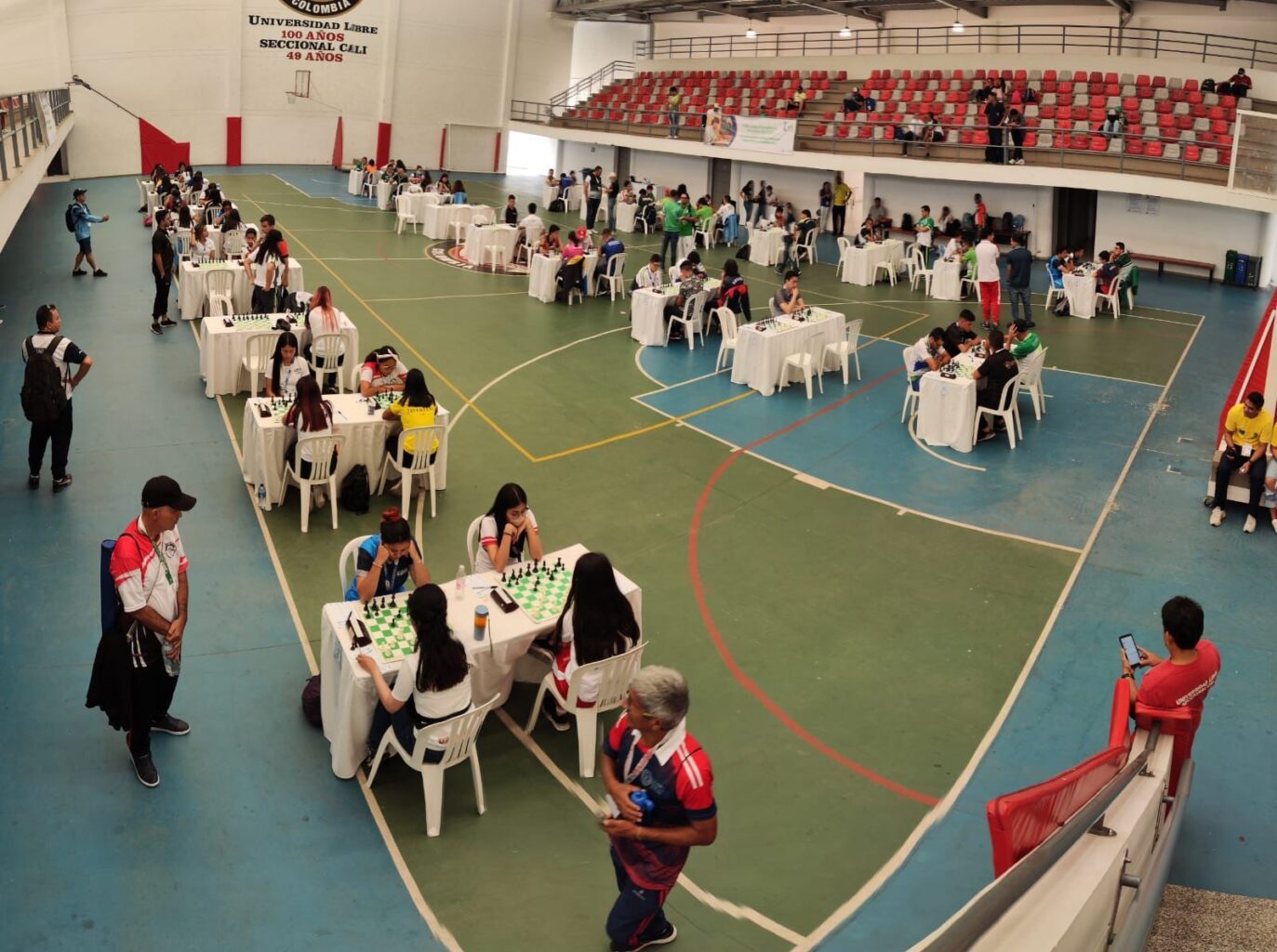 Estudiantes de diferentes universidades del país en el coliseo de la Universidad Libre, seccional Cali, participando en los Juegos Nacionales Universitarios en la disciplina de Ajedrez.