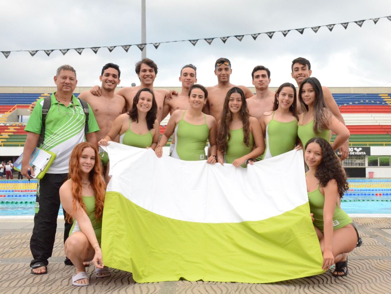Foto en la que aparece la selección de natación de la UIS en los Juegos Universitarios Ascun 2022.