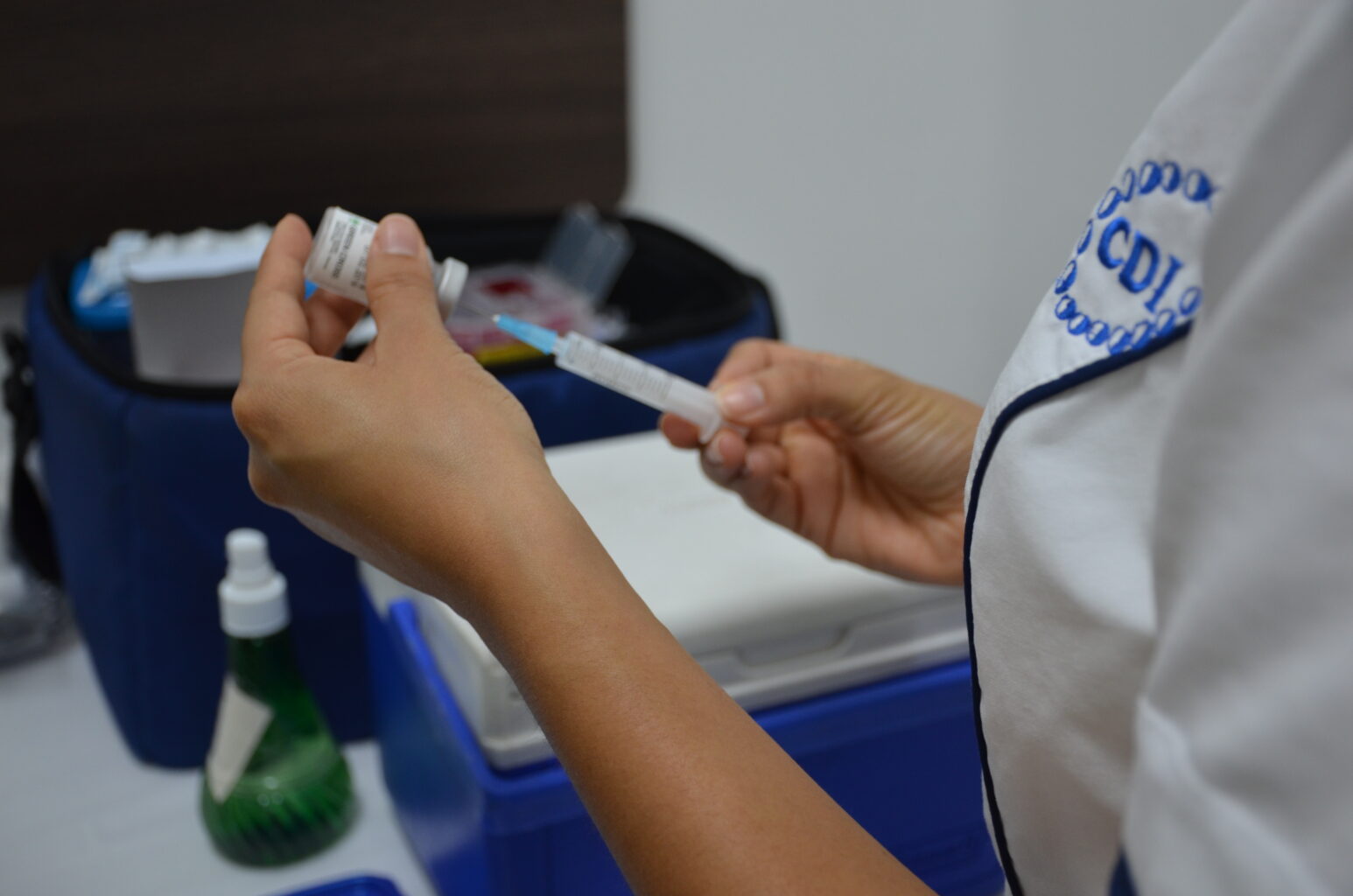 Enfermera del Centro de Diagnóstico de Enfermedades Infecciosas (CDI), aplicando una vacuna.