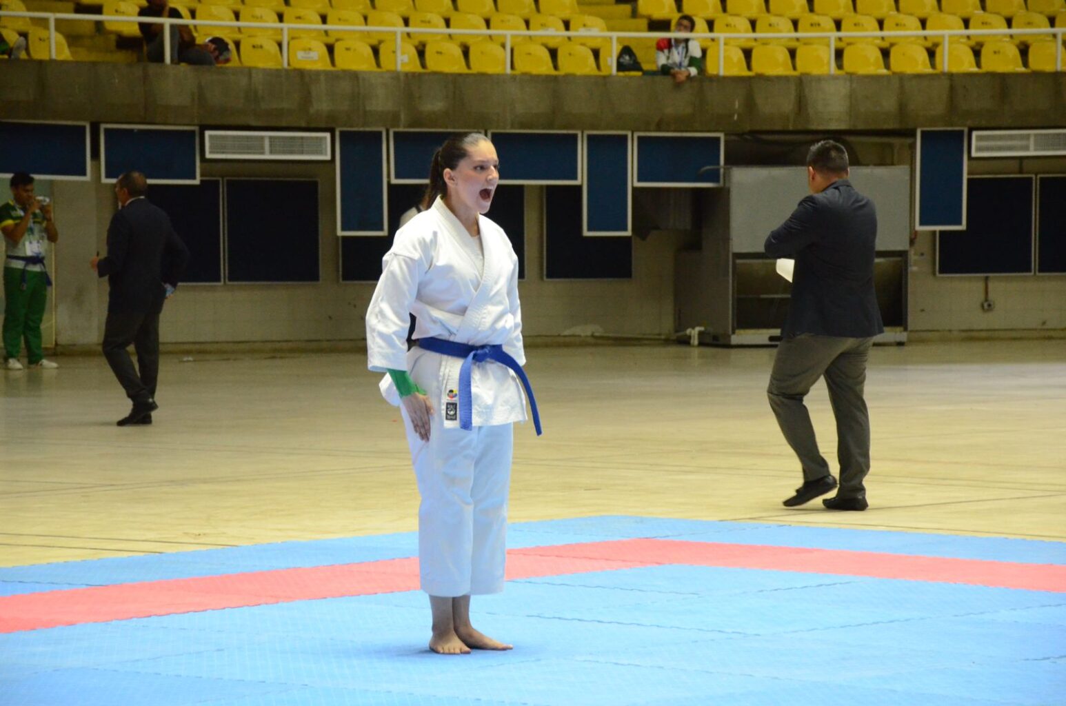 Laura Bautista participa en la final de la categoría Kata Individual Intermedio femenina, en los Juegos Nacionales Ascún 2022.