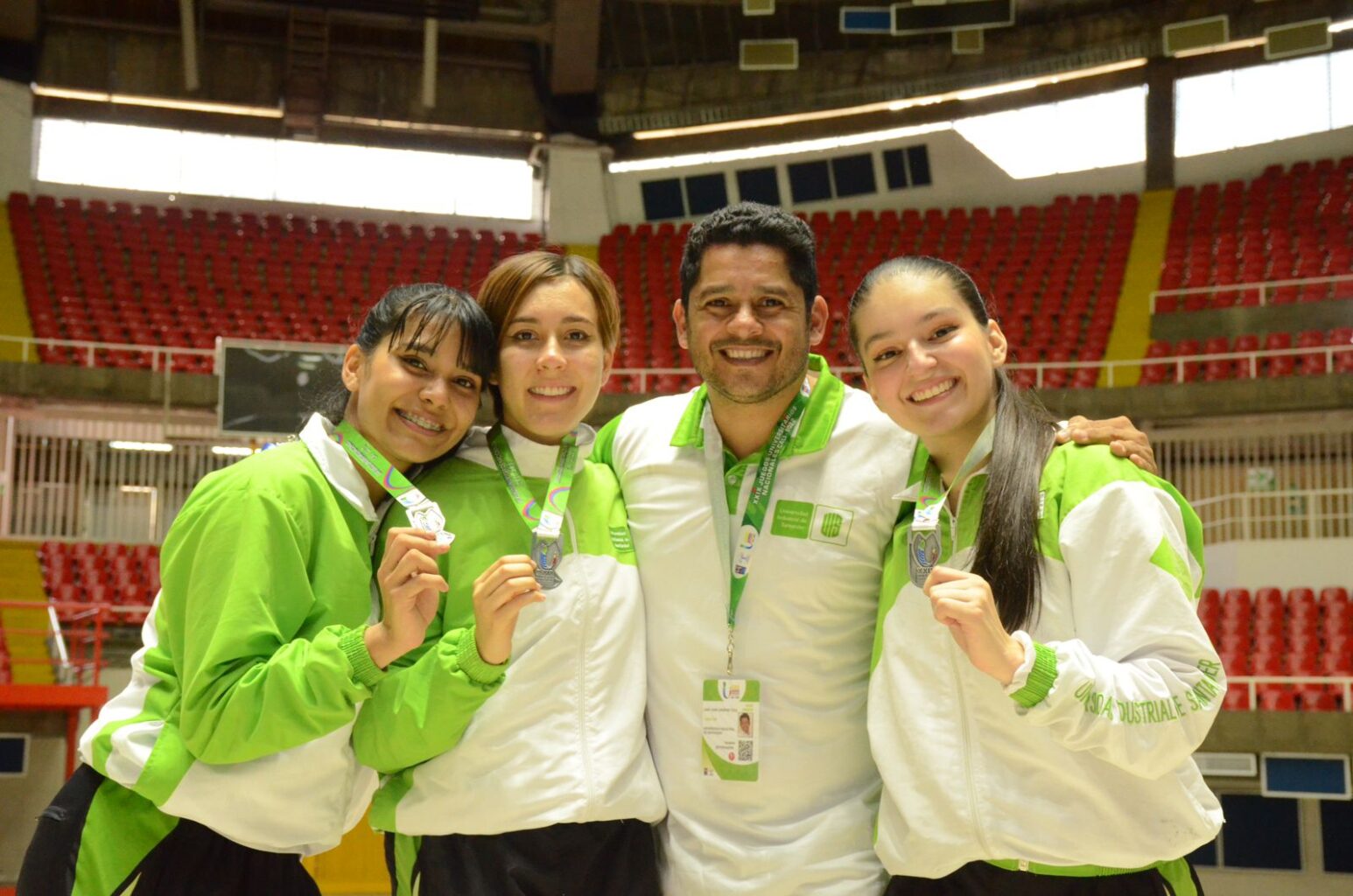 El equipo de kata intermedio femenino conformado por Luisa Pinto, Gabriela Landinez y Laura Bautista ocuparon el segundo lugar de su categoría. En la imagen sostienen las medallas.