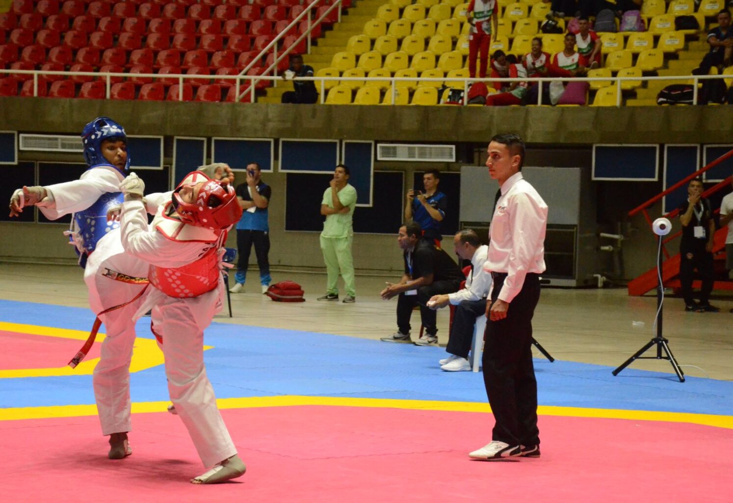 Foto muestra competidoras en taekwondo 