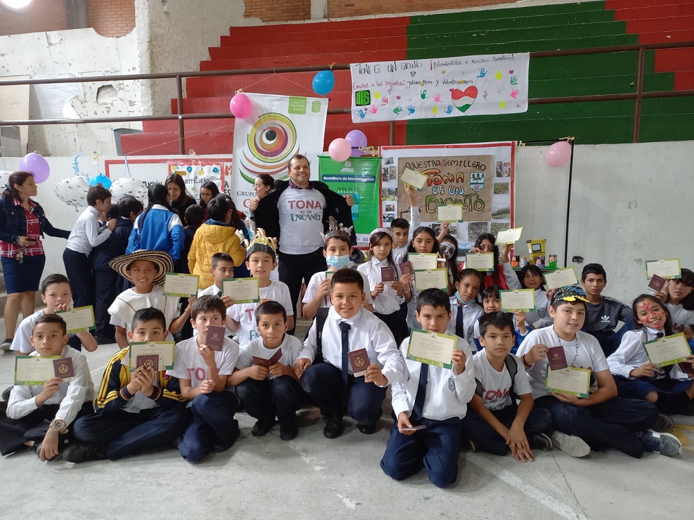 Integrantes del Semillero 'Tona es un Encanto' del colegio Rafael Uribe Uribe.