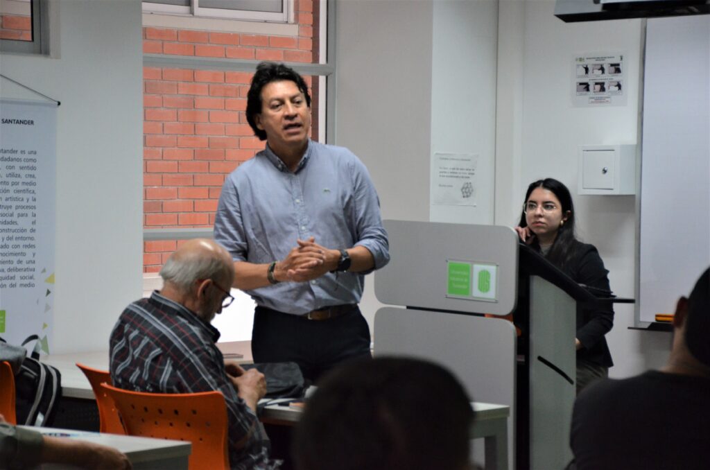 Primer plano del ingeniero metalúrgico Jaime Fonseca hablando a los participantes en la conferencia 