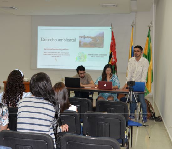 Estudiante de la Escuela de Derecho y Ciencia Política UIS, durante la socialización de la Metodología del Grupo de Litigio Estratégico «Carlos Gaviria Díaz»