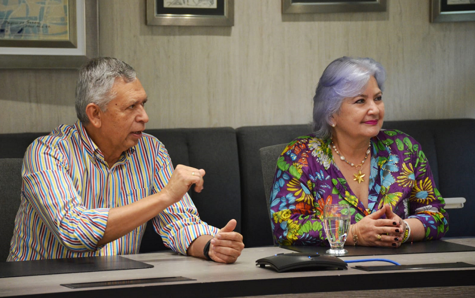 En la imagen se ven la congresista Gloria Flórez y el rector UIS, Hernán Porras