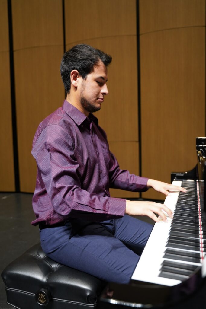 El pianista ganador del Concurso Nacional de Piano interpretando una obra de su repertorio. 