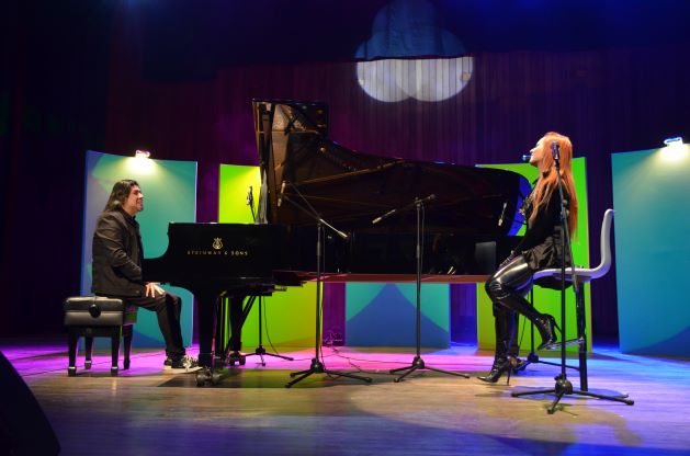 Rubén Gélvez y Roxana Restrepo, integrantes de Kraken, durante el concierto de cierre del Festival Internacional de Piano en la UIS