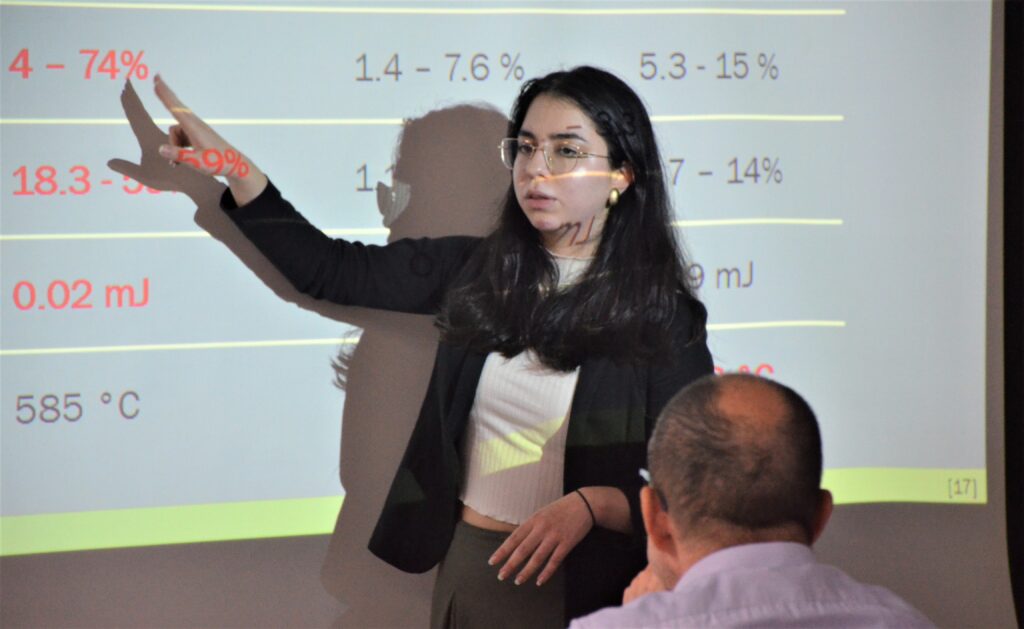 La foto muestra a la ingeniera química Paula Valentina Flórez en su conferencia
