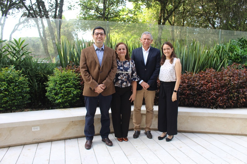 En la foto, el profesor Hoover Fabián Rueda Chacón, acompañado de familiares y del rector Hernán Porras. 