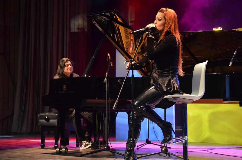 Imagen muestra al pianista y la vocalista de Kraken durante el cierre del Festival.