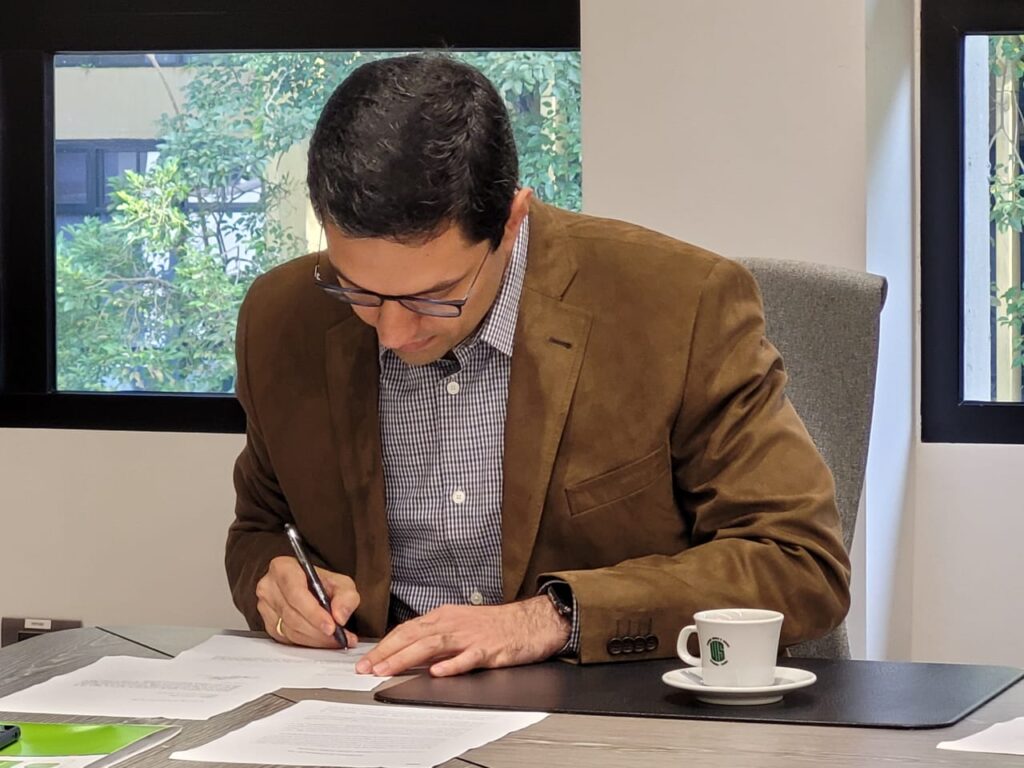El profesor Hoover Fabián Rueda Chacón firma el acta de posesión como  docente de la UIS,