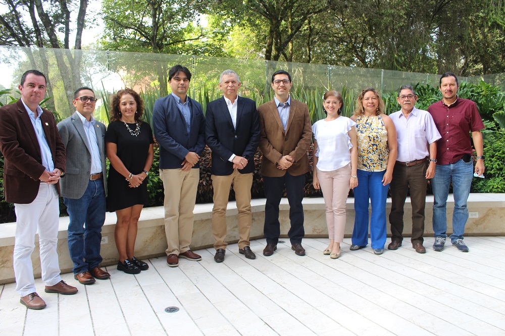 Foto grupal de los nuevos profesores y directivos académicos y administrativos.