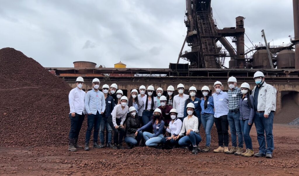 Estudiantes de la Escuela de Ingeniería Metalúrgica y Ciencia de Materiales, atrás las instalaciones de Ladrillera Versalles