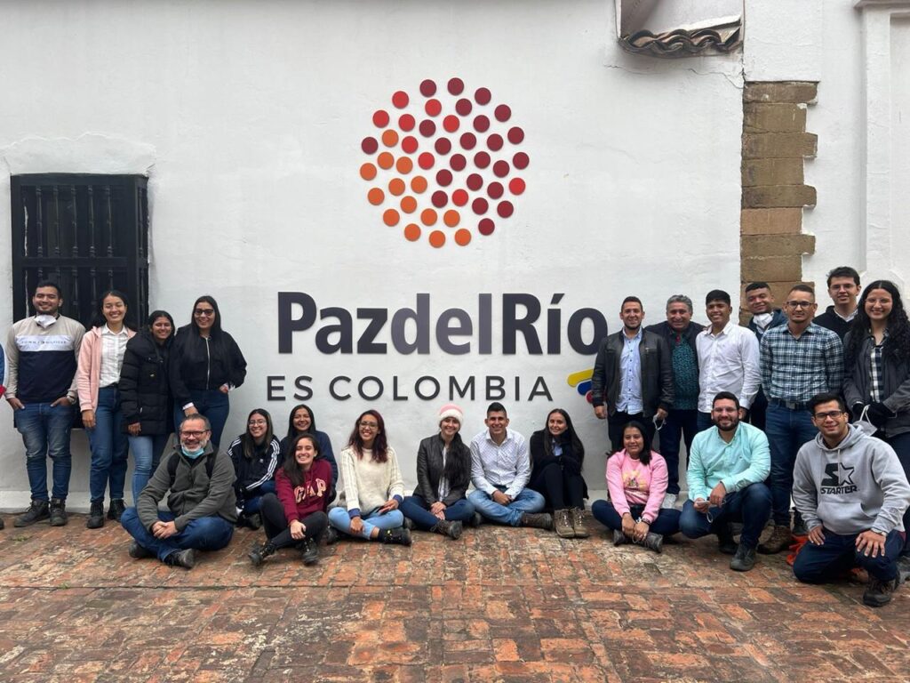 Estudiantes de la Escuela de Ingeniería Metalúrgica y Ciencia de Materiales en  Aserias Paz del Rio 